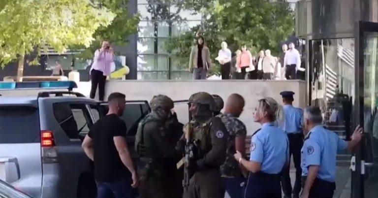 Двајца Срби изведени пред суд: во Приштина се одржува рочиште за нападот врз полицијата
