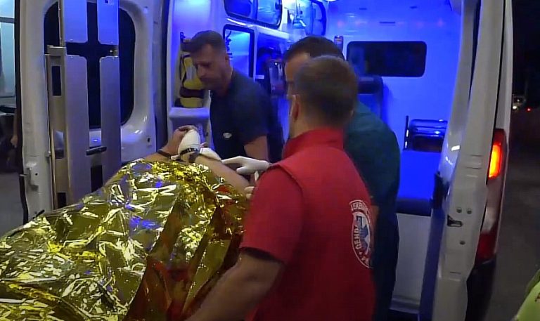 (Видео) Ранетиот напаѓач префрлен во болница во Приштина: пренесен е со лисици