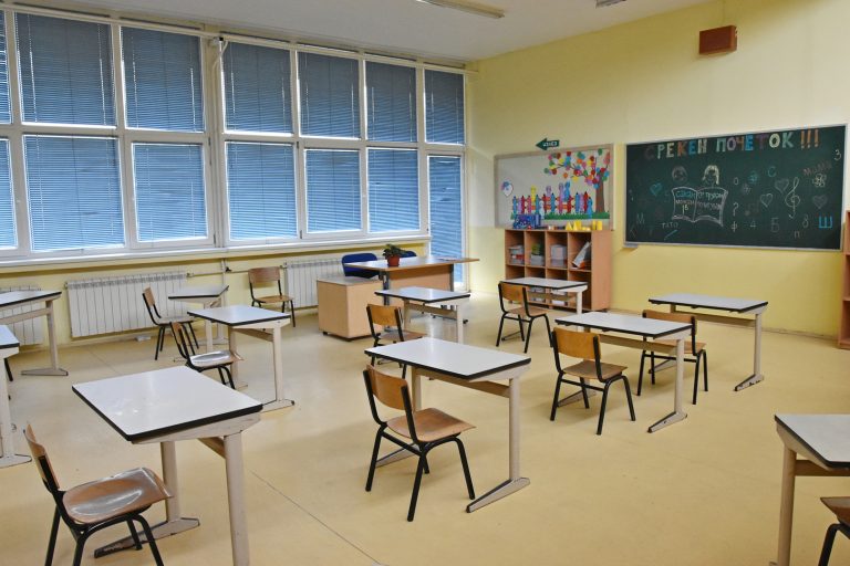 ВМРО-ДПМНЕ: Трета година по ред оваа неспособна власт, не може да обезбеди учебници за учениците