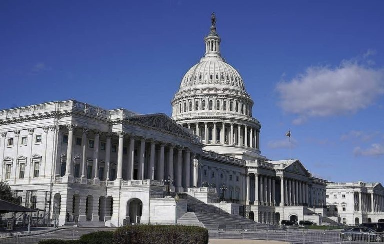 Американскиот Сенат го поддржува Трамп: само еден републиканец гласаше против војна со Иран