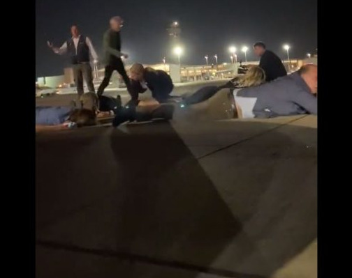 (Видео) Драма на аеродромот во Тел Авив, Шолц евакуиран од авионот