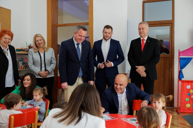 Герасимовски, Ковачевски и Тренчевска во посета на новите занимални во градинката „13 Ноември“ во објектот Парк