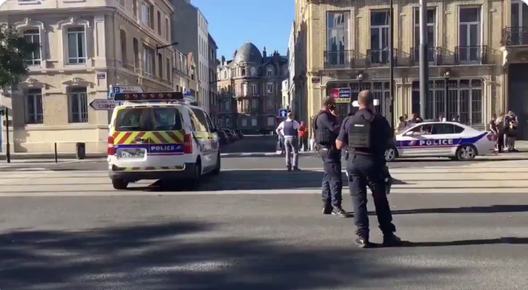 Паника во Франција: Осум аеродроми добија извештаи за бомби, во тек е евакуација на три