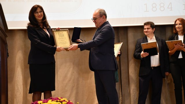Познатата бугарска новинарка Милена Милотинова доби награда од БАН за зачувувањето на правилниот и богат бугарски говор во новинарството