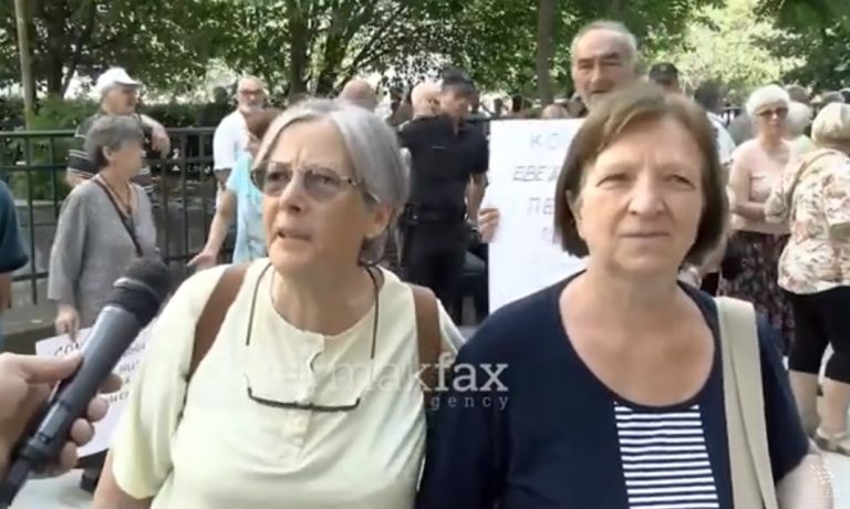 Пензионерите ги блокираа влезот и излезот на Неготино, бараат покачување од 5.000 денари за сите и минимална пензија 18.000 денари