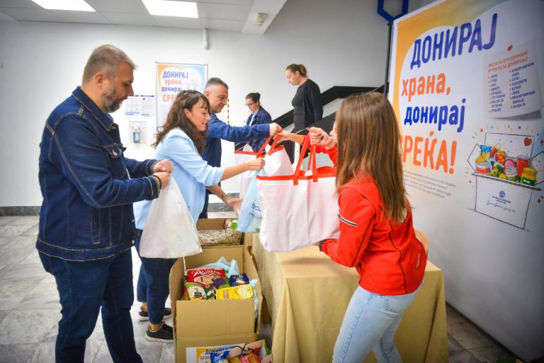 Заеднички хуманитарни активности на Алкалоид и на Црвен крст, собраа тон облека и храна за ранливите категории