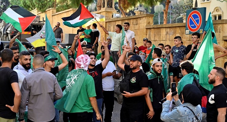 Британците упатија предупредување до своите граѓани во Либан: „Бидете внимателни“