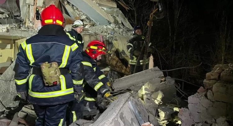 Украина: Русите погодија во зграда, едно лице под урнатините, меѓу спасените има и дете