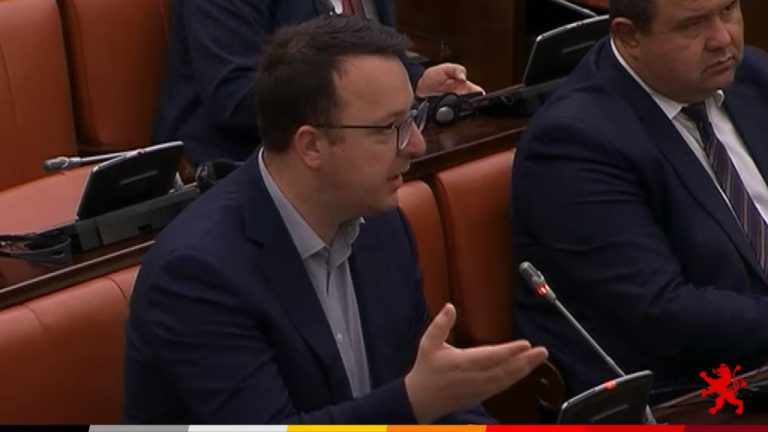 Николоски: Дали е вистина дека генералниот секретар на СДСМ ги договара јавните набавки за најголемите институции?