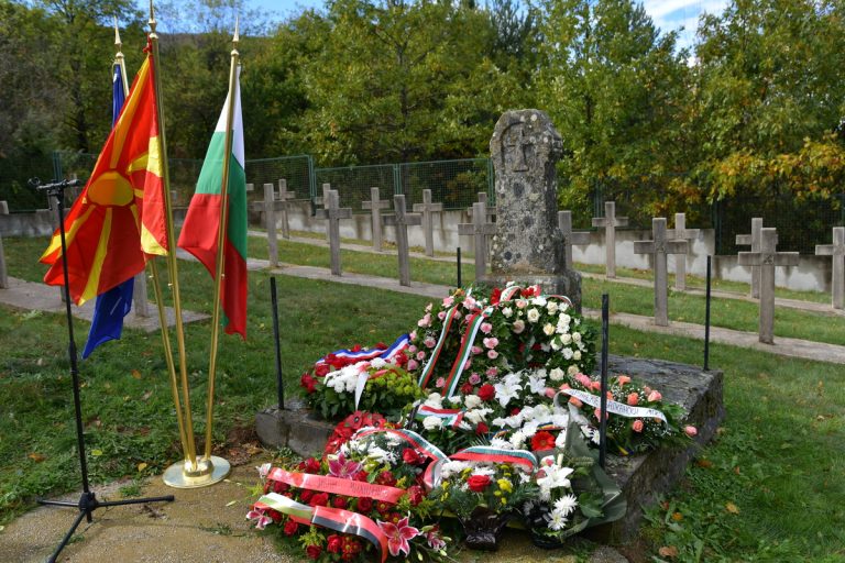 (Галериja) На бугарските воени гробишта во битолско Цапари и на германските воени гробишта во Прилеп беше оддадена почит на загинатите бугарски војници по повод Архангелова Задушница