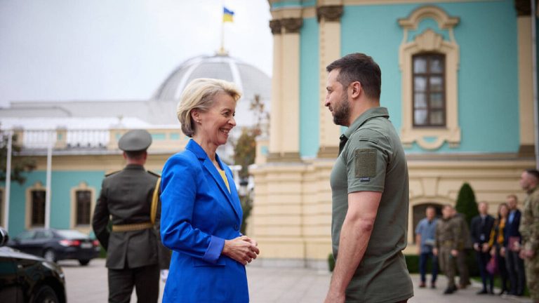 Урсула фон дер Лајен во ненајавена посета на Украина