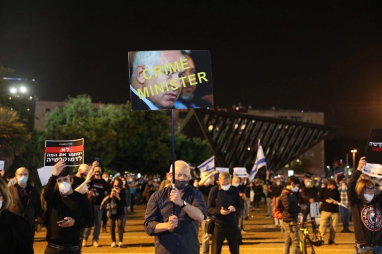 (Видео) Протести пред домот на Нетанјаху – Израелците бараат негова оставка и мирно решавање на конфликтот