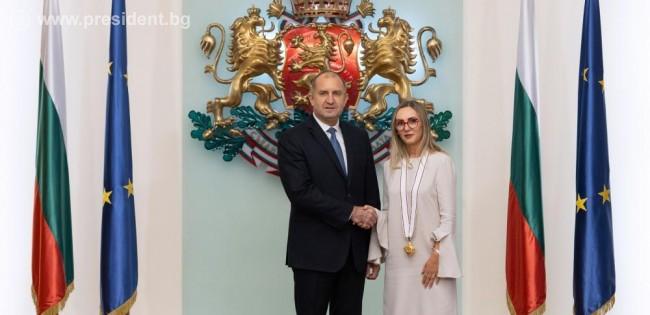 Радев ја одликуваше амбасадорката на Албанија во Бугарија, Доника Хоџа, со орден „Мадарски коњаник“ прв степен
