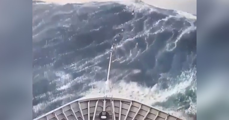 Норвешки брод за крстарење со 396 луѓе налета на огромен бран – искршени стакла, прекин на струја