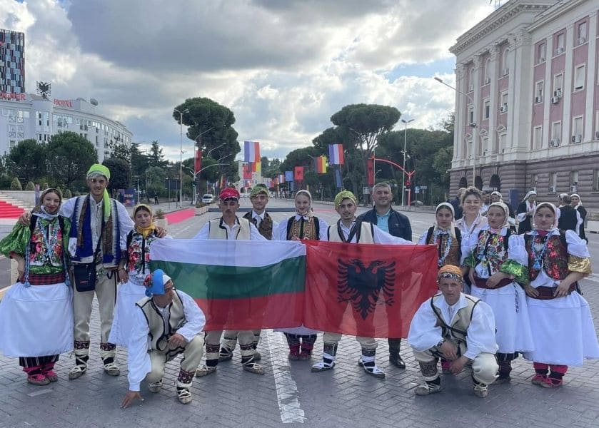 Буревесник.бг: Македонците се обидуваат да ги „претопат“ Бугарите во Албанија