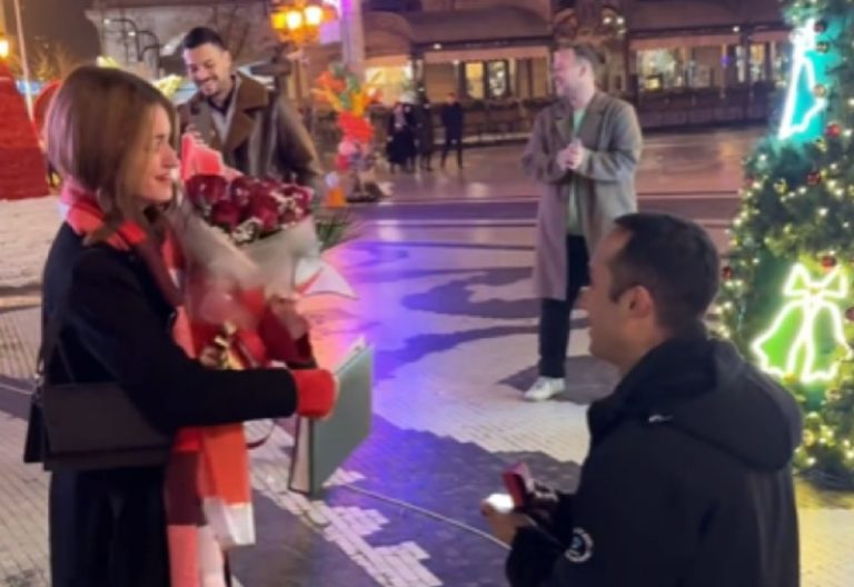 Падна првото барање на раката пред елката на плоштад