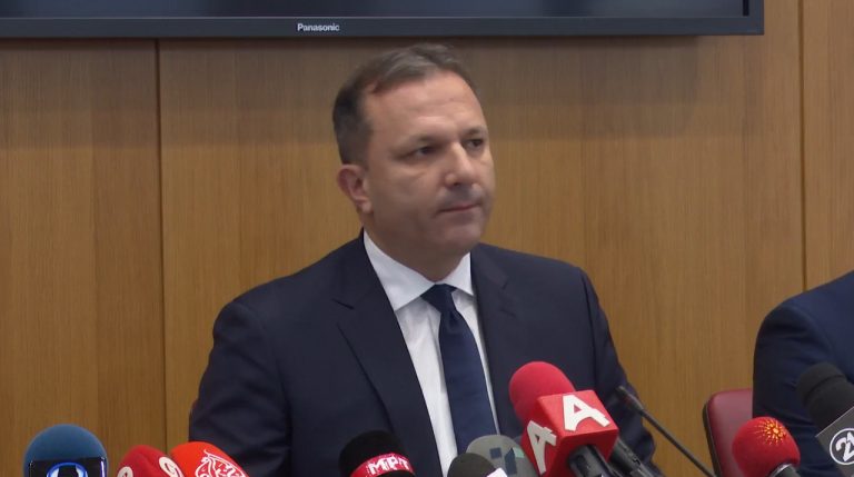 ВМРО-ДПМНЕ: Додека Спасовски се уште не може да го најде синот на командант Баци, полицајци се пресметуваат во кафани, со бремени жени