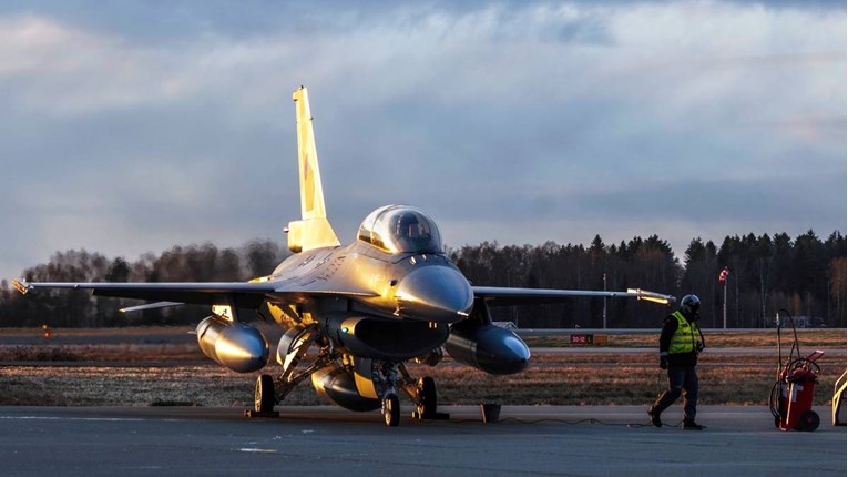Холандија ќе ѝ испорача на Украина 18 авиони „Ф16“