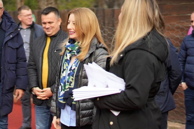 (Фото) Арсовска во посета на новото инклузивно игралиште во скопската зоолошка