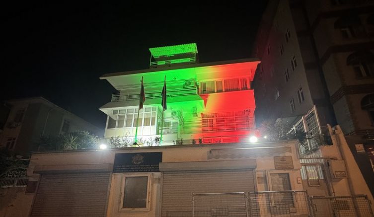 Бугарскиот конзулат во Одрин блесна во боите на бугарското државно знаме
