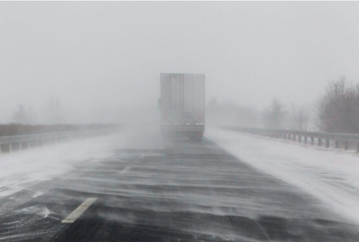 Камион усмрти пет пешаци откако доживеале сообраќајка: трагедија на заледен автопат во САД