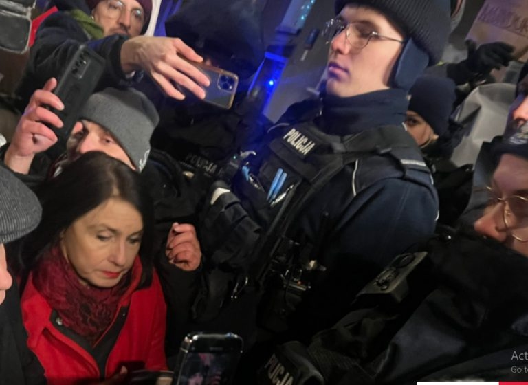 Полската полиција упадна во претседателската палата и уапси двајца поранешни шефови