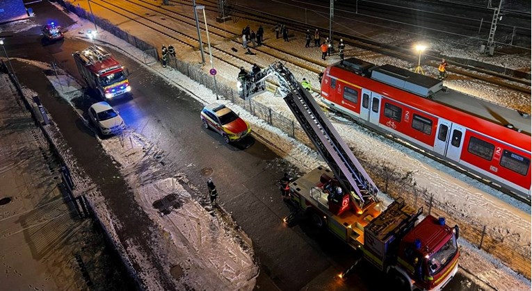 Млад човек во Германија се качил на покривот на воз и го удрила струја од 15.000 волти