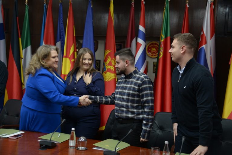 Петровска ги потпиша договорите со првата генерација стипендисти на Министерството за одбрана