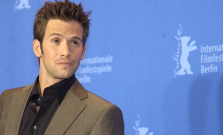 Актерот Кристијан Оливер и неговите две ќерки загинаа во авионска несреќа