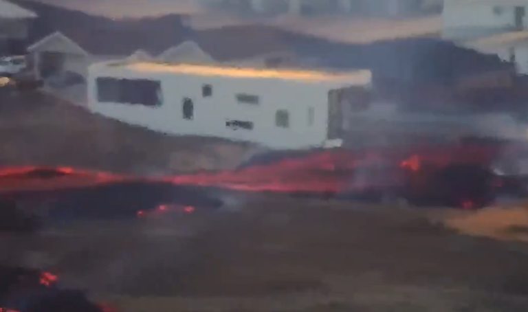 (Видео) Како во хорор филм: лавата почна да голта куќи во Исланд