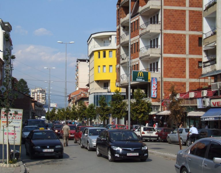 Утре, сообраќајот во Тетово ќе се одвива нормално и без ограничувања, одложена е посетата на странската делегација