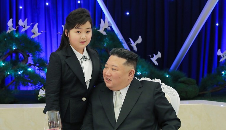 Северна Кореја повторно гранатираше долж границата, моќната сестра на Ким се закани со напад