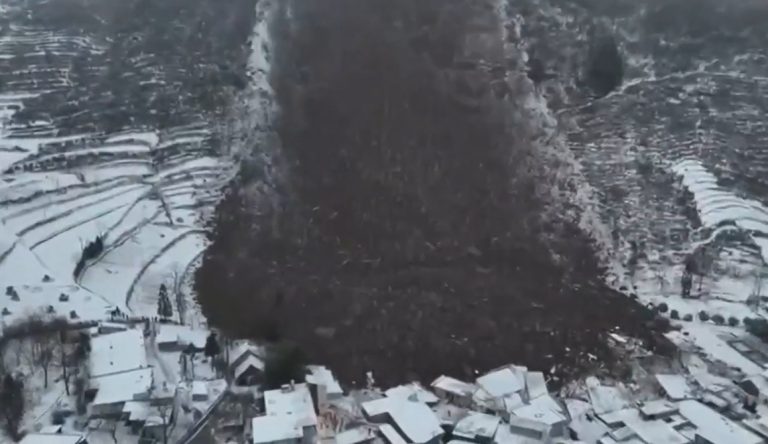 Двајца загинати во свлечиште во Кина, продолжува потрагата по десетици исчезнати лица