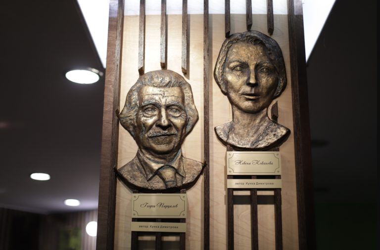 Сатиричниот театар постави скулптурни маски на големите бугарски актери Георги Парцалев и Невена Коканова