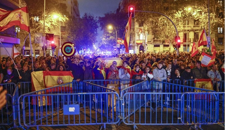 Во Шпанија отфрлен контроверзен закон, можно распаѓање на владата