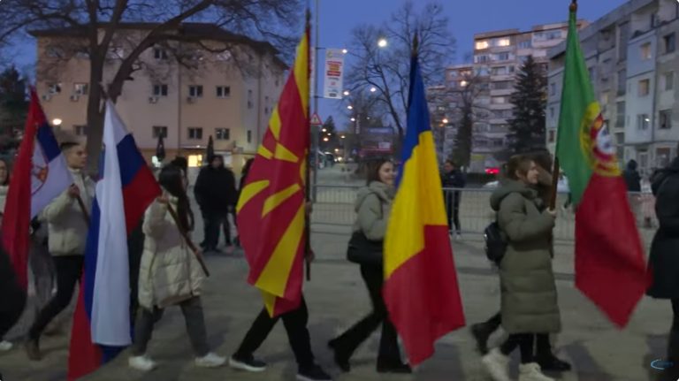 (Видео) Кукерски групи од регионот на градот Перник го отворија меѓународниот фестивал „Сурва“