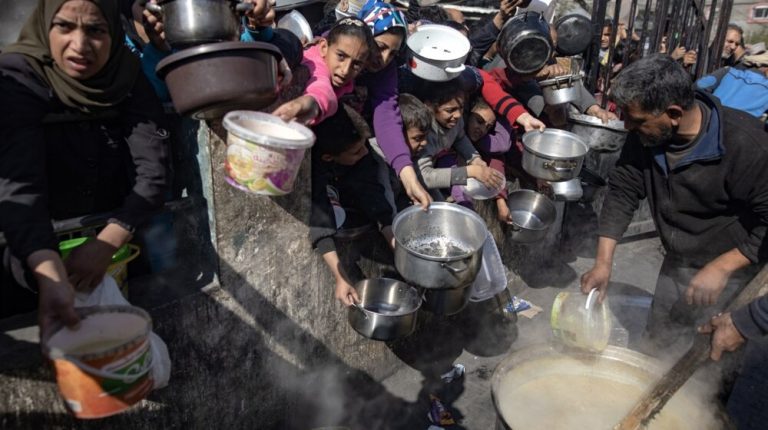 Хјуман рајтс воч: Израел ги изгладнува Палестинците, ја блокира испораката на помош за Газа