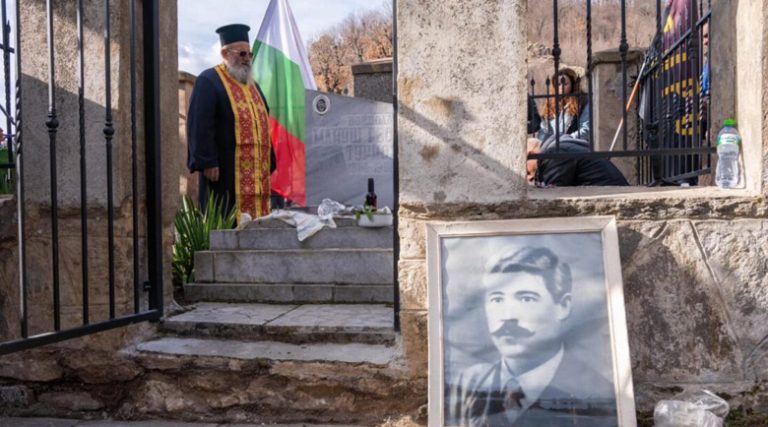 Граѓани на Петрич оддадоа почит пред споменот за Мануш војвода и неговите комити по повод 116-та годишнина од нивната смрт