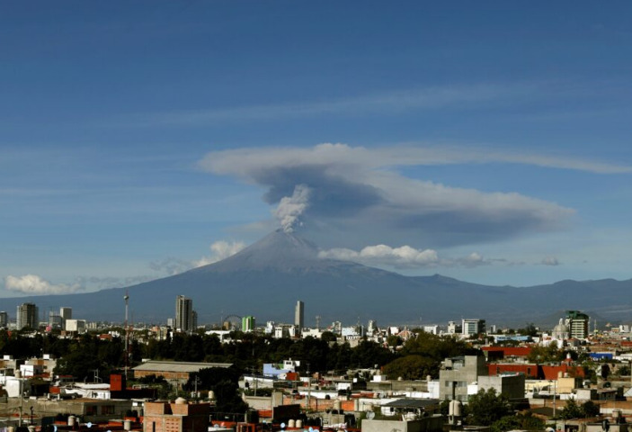 Најопасниот вулкан во Мексико исфрли облак од пепел и гас до три километри