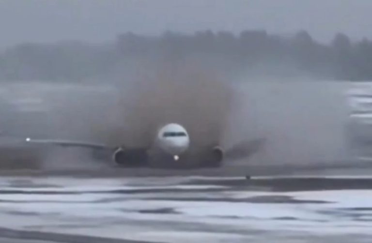 Авион полн со патници лизга по мраз и кал: морничава снимка од слетување на аеродром во Литванија
