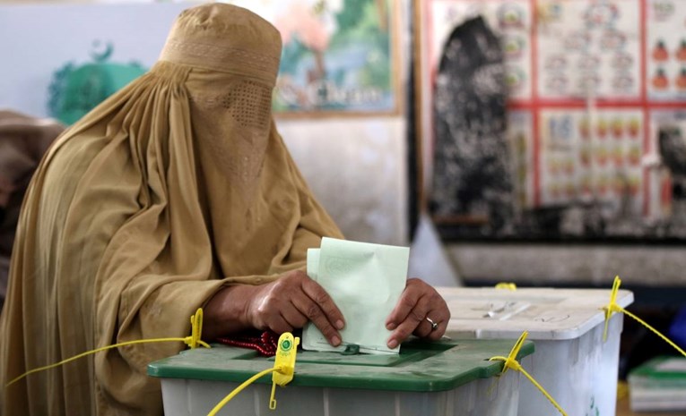 Избори во Пакистан: води партијата на поранешниот премиер со поддршка од моќни генерали