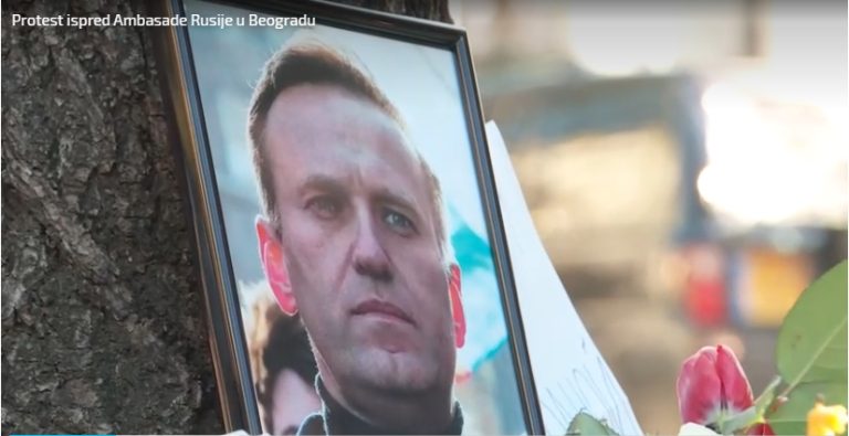 Стотици Срби на протест пред Руската амбасада во Белград поради смртта на Навални