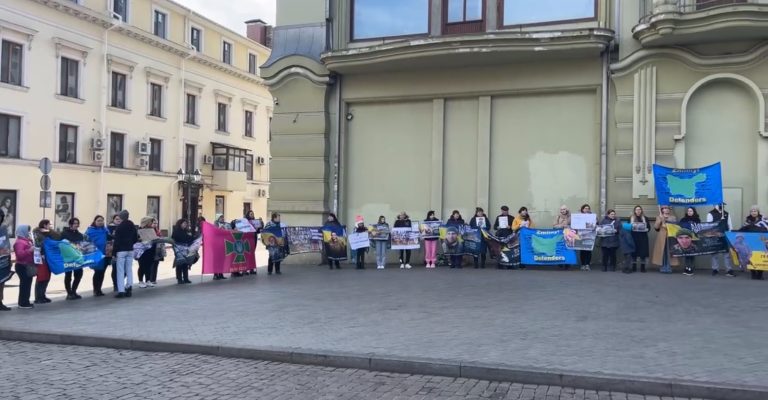 (Видео) Во Одеса се одржа мирен марш на роднините на војниците од островот Змијски, кои веќе две години се во руско заробеништво