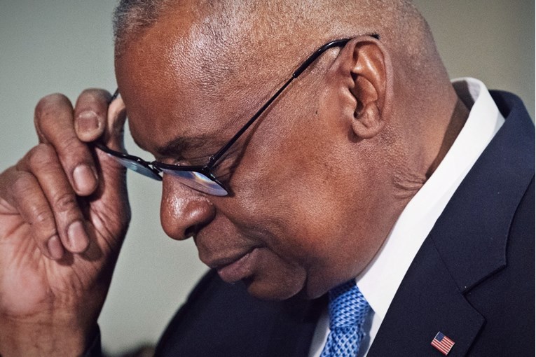 Американскиот министер за одбрана примен на интензивна нега