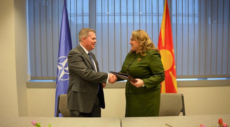Петровска во Брисел потпиша Договор со кој Македонија ги зголемува капацитетите за односи со јавноста на Алијансата