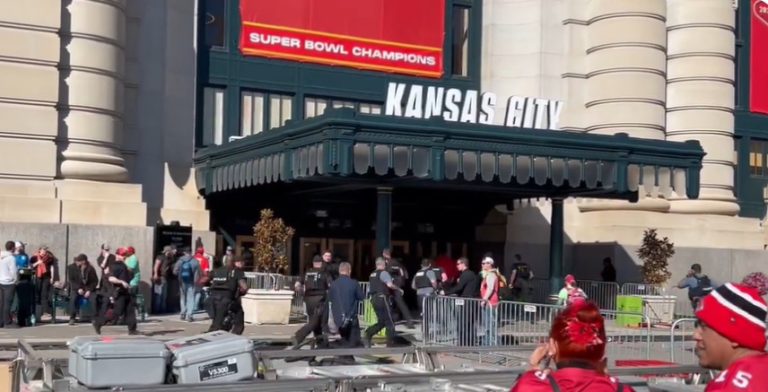 Двајца малолетници обвинети за смртоносното пукање на парадата на Супербол