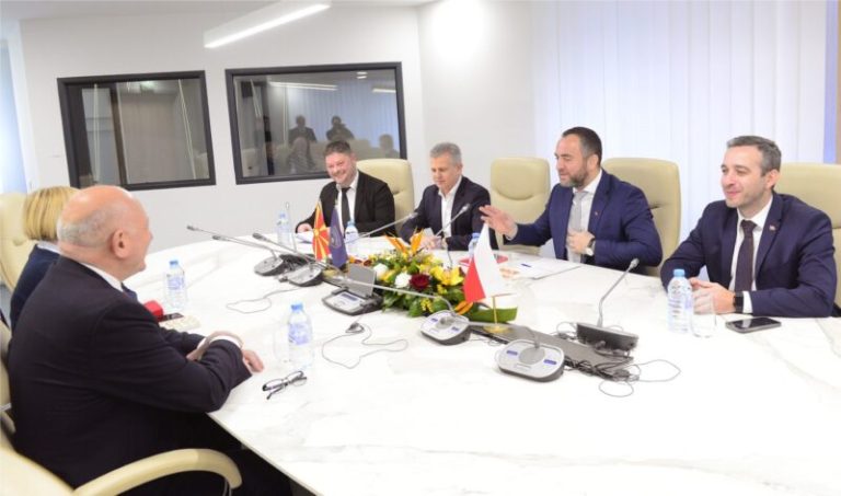 Македонците кои се во Полска можат слободно да се движат со старите пасоши