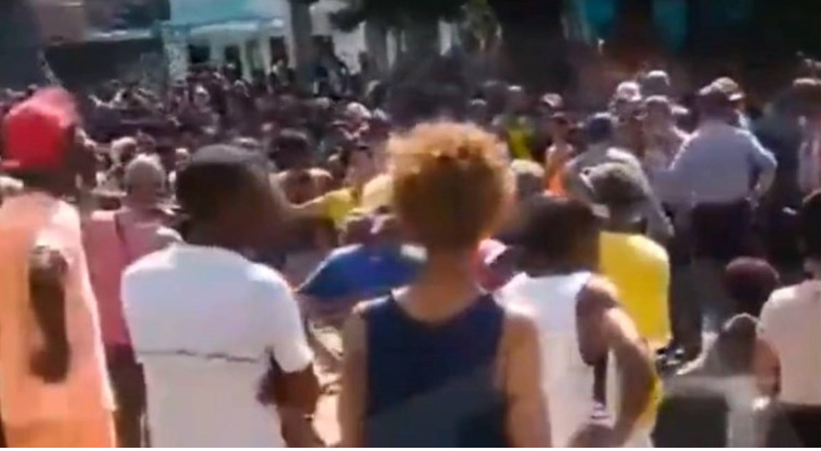 Недостиг на храна и струја во Куба, избувнаа протести, горивото поскапе за 400 отсто