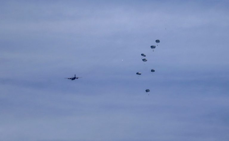САД ja испорачаa помошта на Газа од воздух: 38.000 оброци спуштени со падобрани