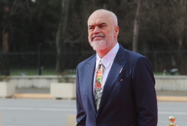 Еди Рама оттурна новинарка, не му се допадна прашањето што му го постави